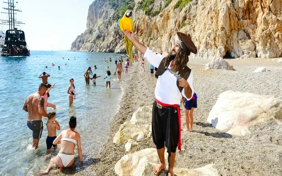 Alanya Pirate Boat Cruise with Hotel Transfer, Lunch and Soft Drinks Image 3