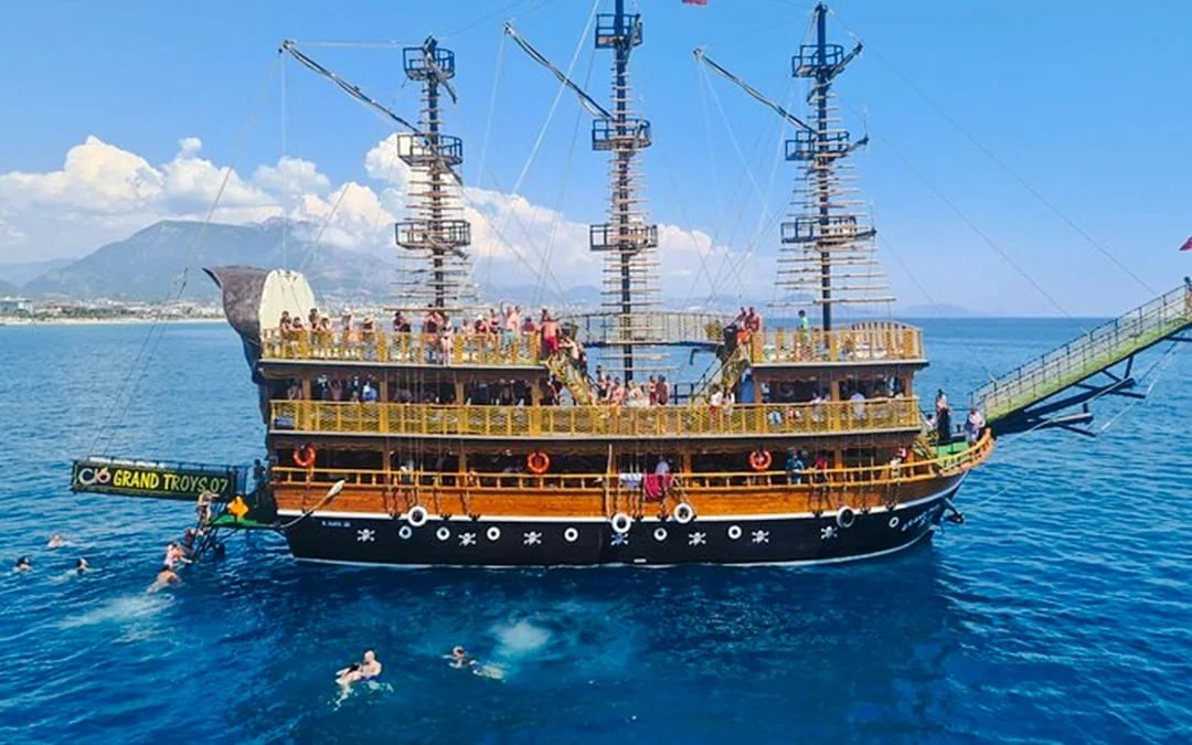 Alanya Pirate Boat Cruise with Hotel Transfer, Lunch and Soft Drinks Image 6