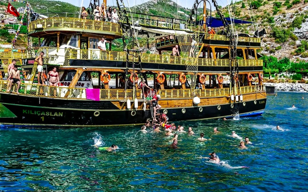Alanya Pirate Boat Cruise with Hotel Transfer, Lunch and Soft Drinks Image 8