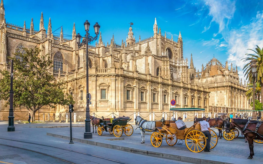 Alcázar of Seville + Seville Cathedral + La Giralda Skip-the-Line Guided Tour Image 2