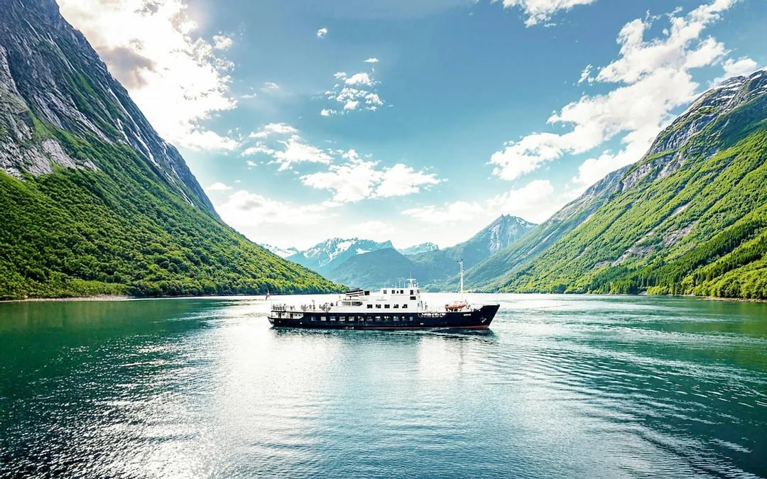 Alesund–Geiranger Fjord Sightseeing Cruise & Bus Tour Image 1