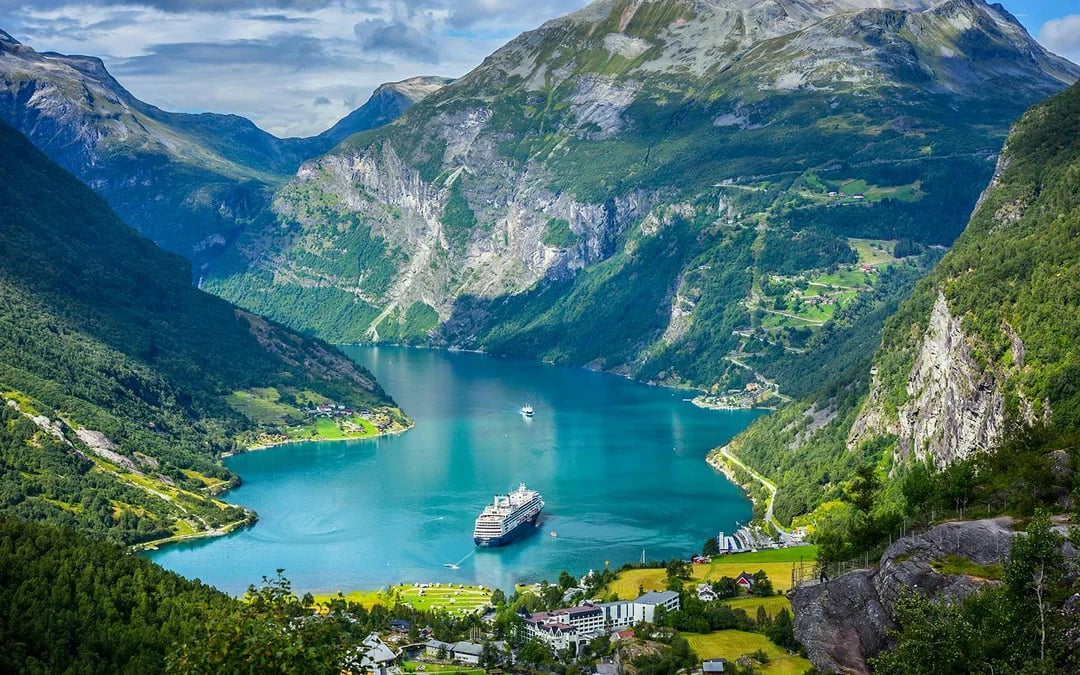 Alesund–Geiranger Fjord Sightseeing Cruise & Bus Tour Image 2