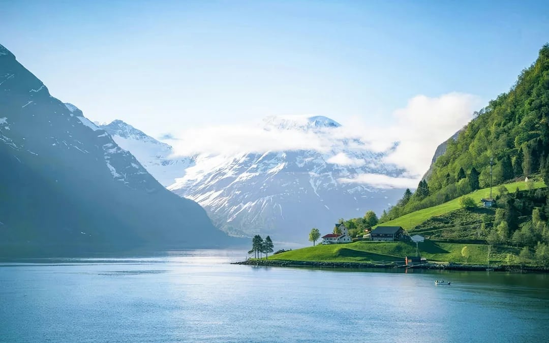Alesund–Geiranger Fjord Sightseeing Cruise & Bus Tour Image 3