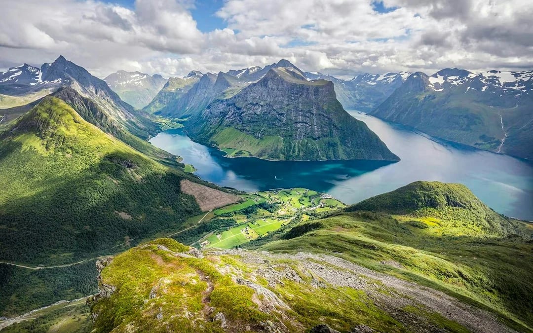 Alesund–Geiranger Fjord Sightseeing Cruise & Bus Tour Image 4