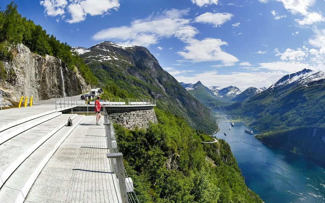 Alesund–Geiranger Fjord Sightseeing Cruise & Bus Tour Image 7