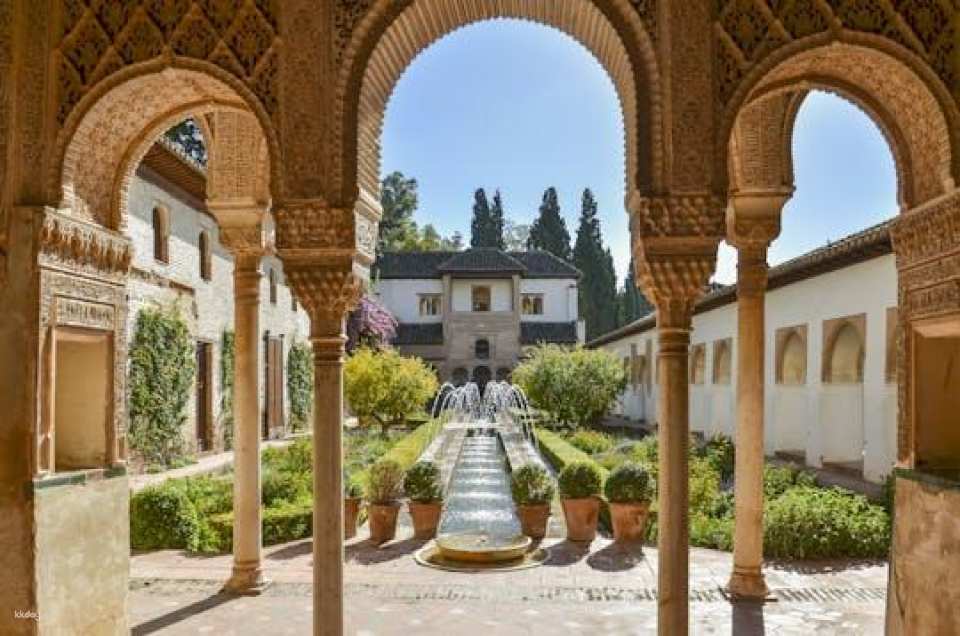 Alhambra Guided Tour and Science Park Entry in Granada
