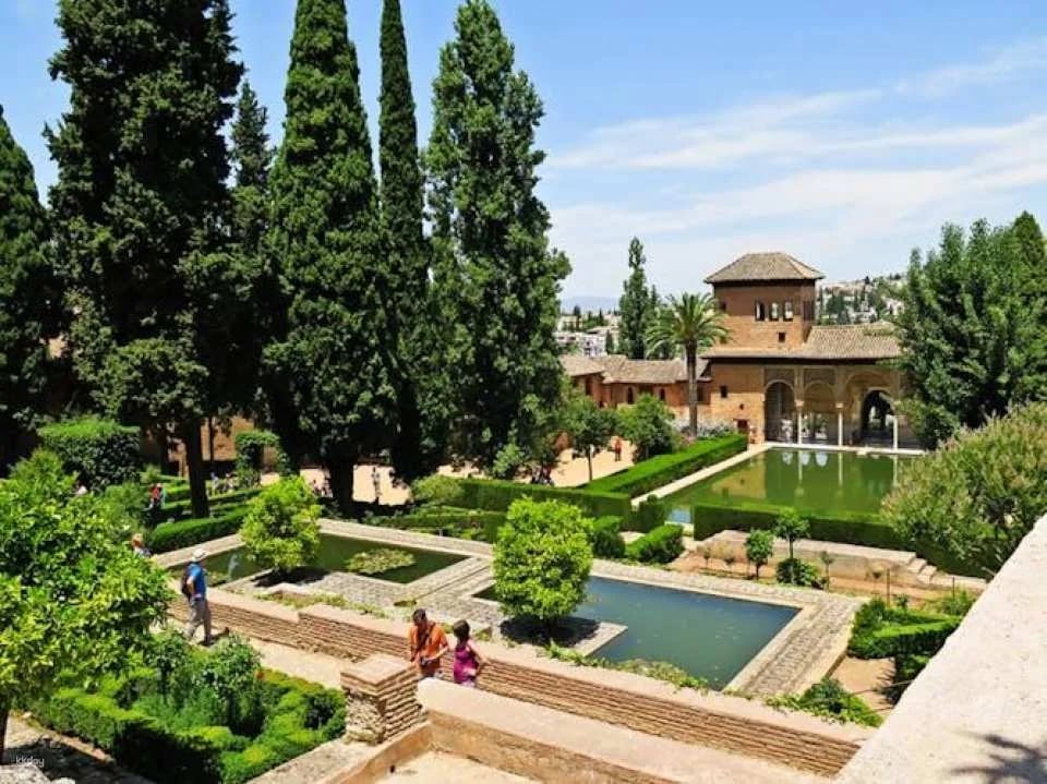 Alhambra Guided Tour and Science Park Entry in Granada