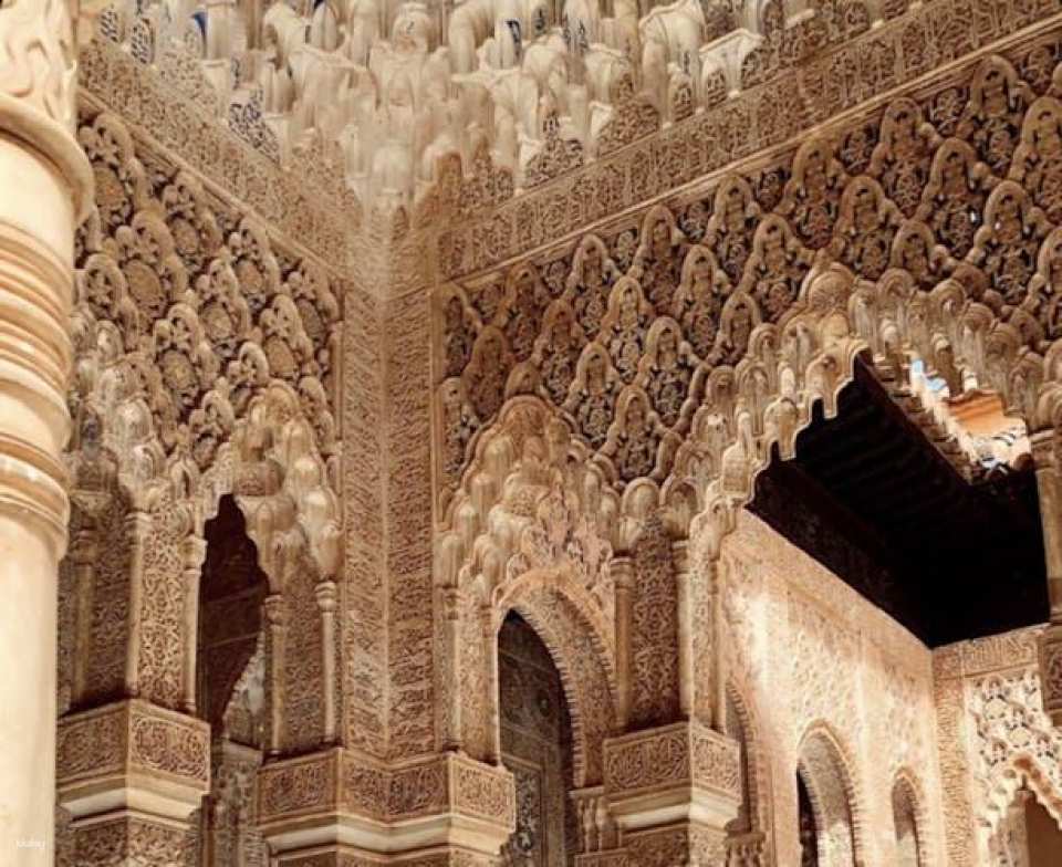 Alhambra Guided Tour and Science Park Entry in Granada