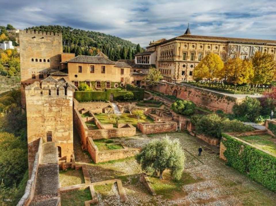 Alhambra guided tour and tickets to the Science Park of Granada