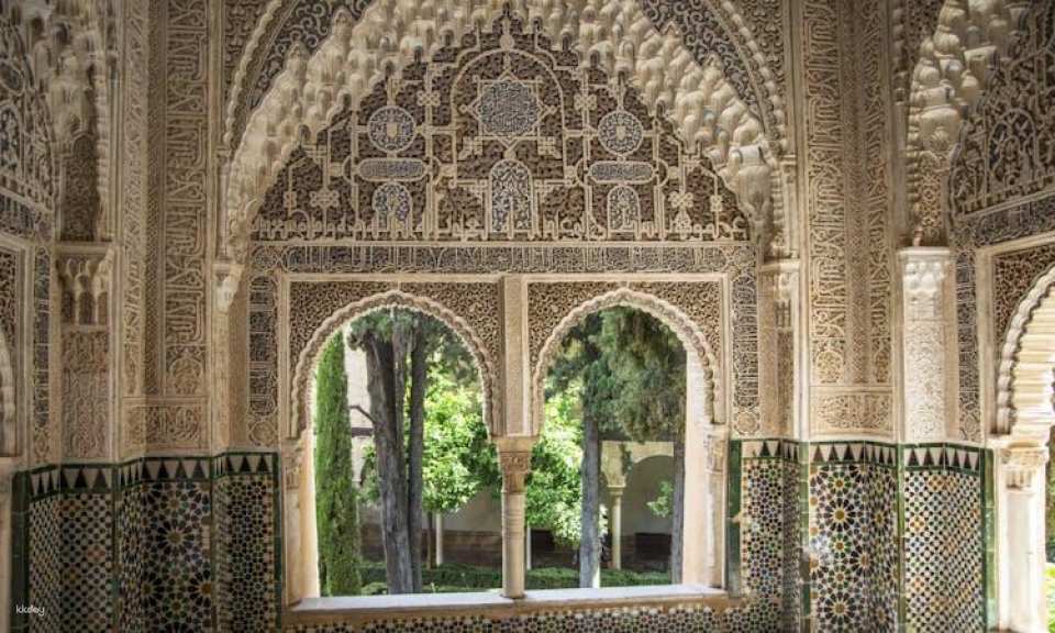 Alhambra guided tour with flamenco show and dinner