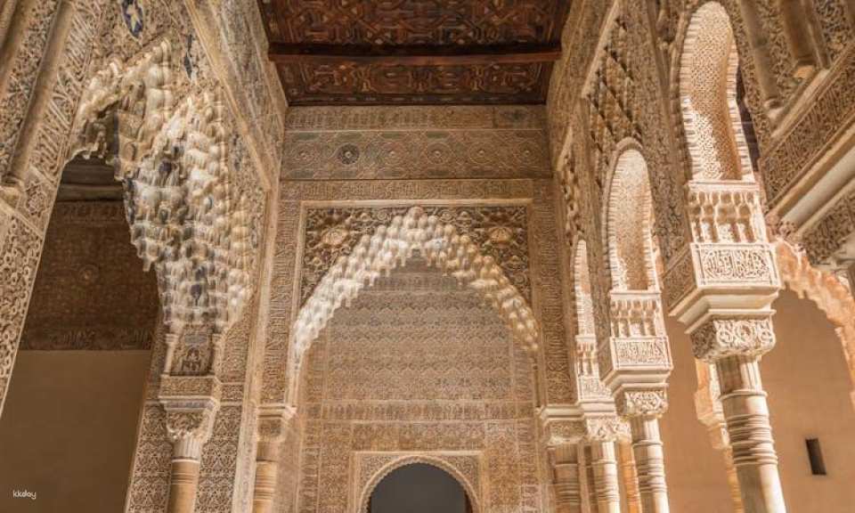 Alhambra guided tour with flamenco show and dinner
