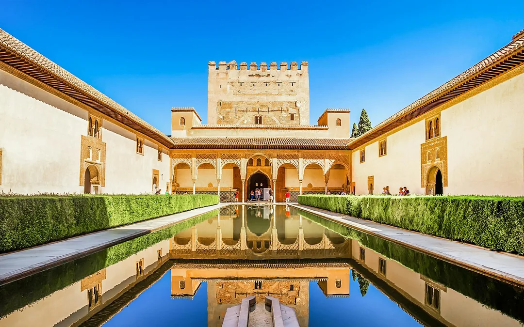 Alhambra Skip-the-Line Guided Tour with Nasrid Palaces Image 2