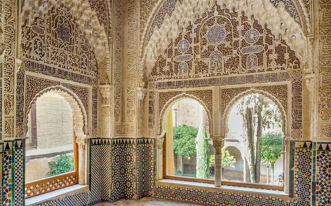 Alhambra Skip-the-Line Guided Tour with Nasrid Palaces Image 4