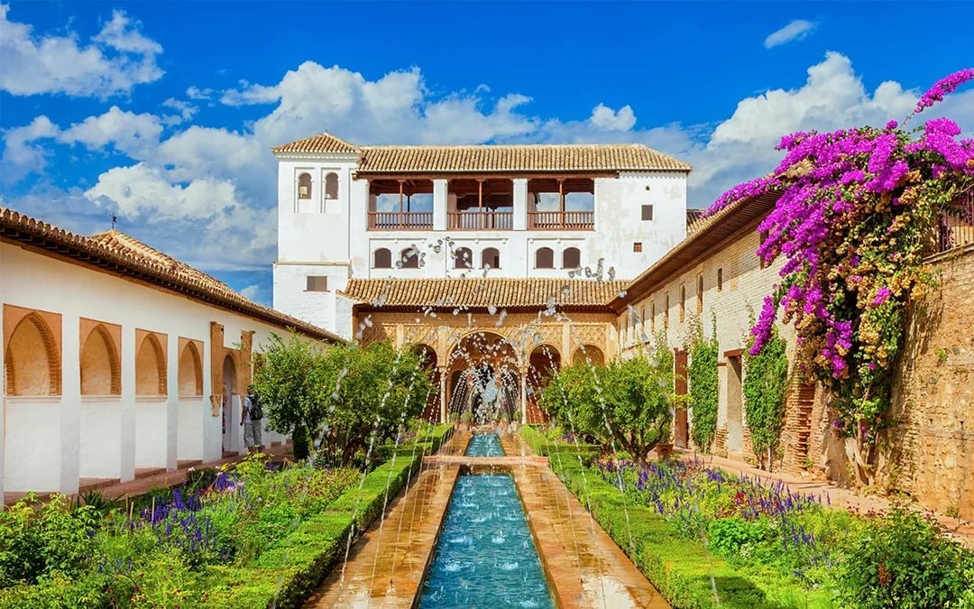 Alhambra Skip-the-Line Guided Tour Without Nasrid Palaces Image 2
