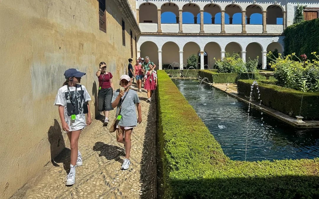Alhambra Skip-the-Line Guided Tour Without Nasrid Palaces Image 4