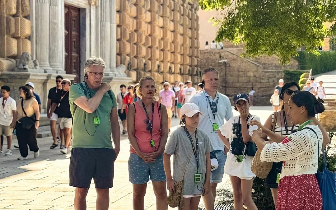 Alhambra Skip-the-Line Guided Tour Without Nasrid Palaces Image 9