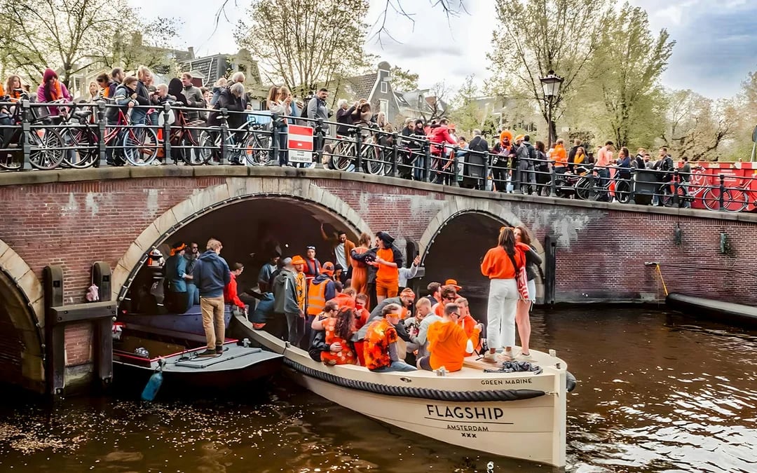 Amsterdam: 1.5-Hour King's Day Party Cruise with Unlimited Drinks & Music Image 2