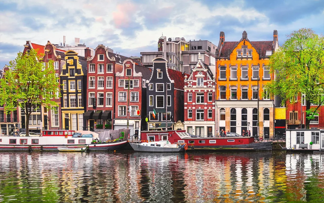 Amsterdam: 1-Hour Adult-Only Luxury Electric Boat Canal Cruise with Optional Unlimited Drinks Image 11
