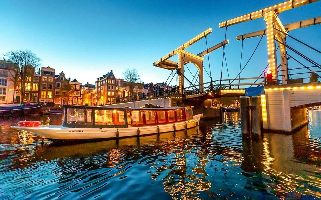 Amsterdam: 1-Hour Adult-Only Luxury Electric Boat Canal Cruise with Optional Unlimited Drinks Image 10