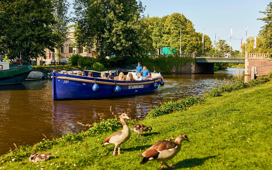 Amsterdam: 1-Hour Booze Cruise on Luxury Electric Boat Image 4