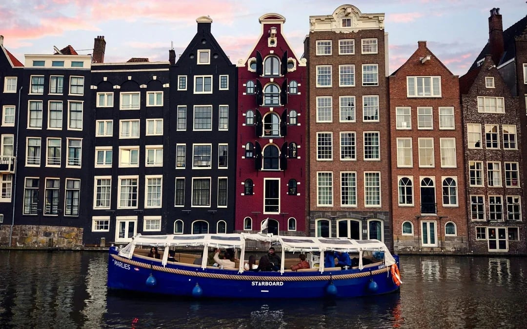 Amsterdam: 1-Hour Canal Cruise with Unlimited Drinks Option Image 2