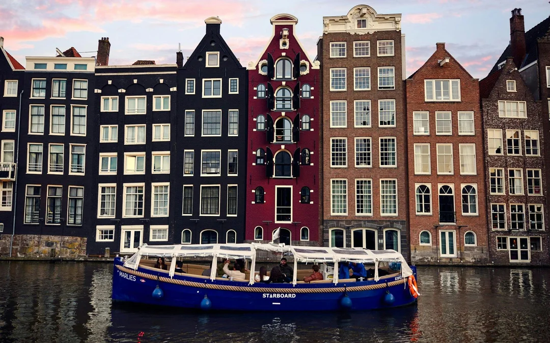 Amsterdam: 1-Hour Canal Cruise with Unlimited Drinks Option Image 2
