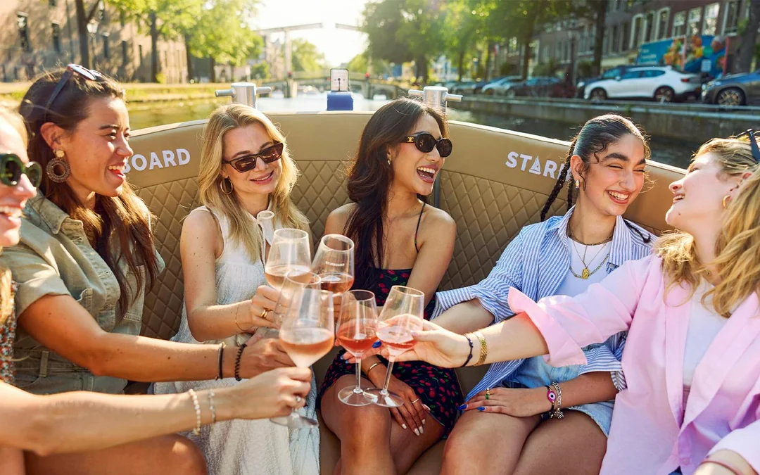 Amsterdam: 1-Hour Canal Cruise with Unlimited Drinks Option Image 3