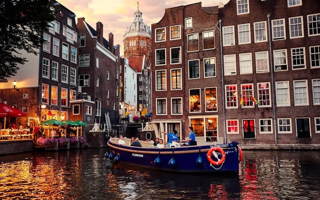 Amsterdam: 1-Hour Canal Cruise with Unlimited Drinks Option Image 8