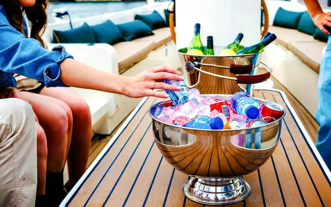 Amsterdam: 1-Hour Canal Cruise with Unlimited Drinks Option Image 10
