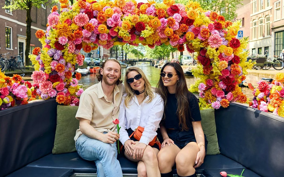 Amsterdam: 1-Hour Exclusive Tulip Experience on a Luxury Open Boat Image 2