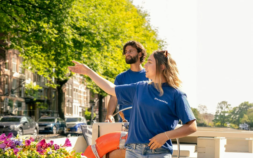 Amsterdam: 1-Hour Exclusive Tulip Experience on a Luxury Open Boat Image 3