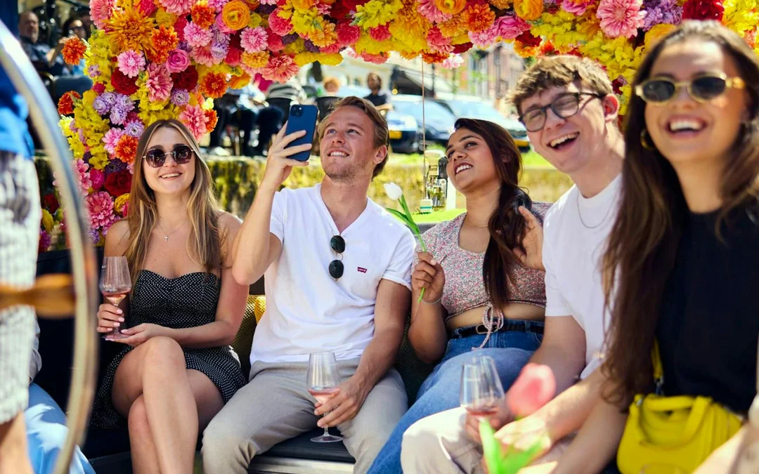 Amsterdam: 1-Hour Exclusive Tulip Experience on a Luxury Open Boat Image 4