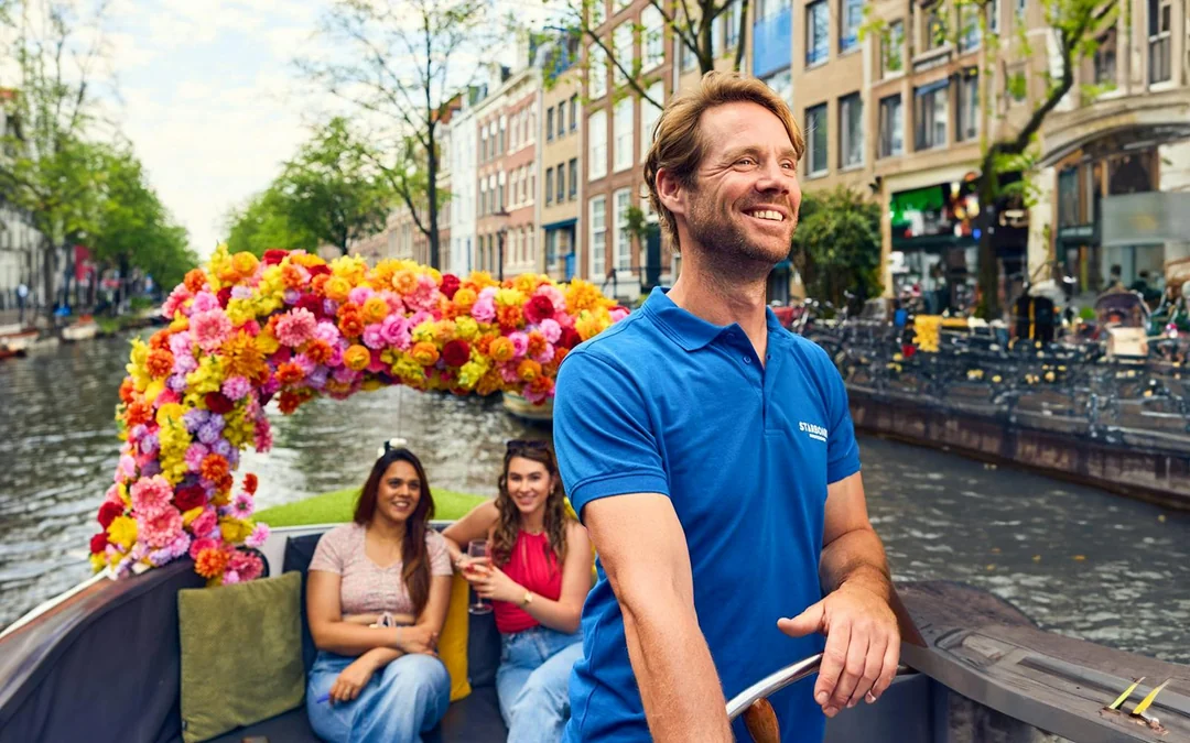 Amsterdam: 1-Hour Exclusive Tulip Experience on a Luxury Open Boat Image 5