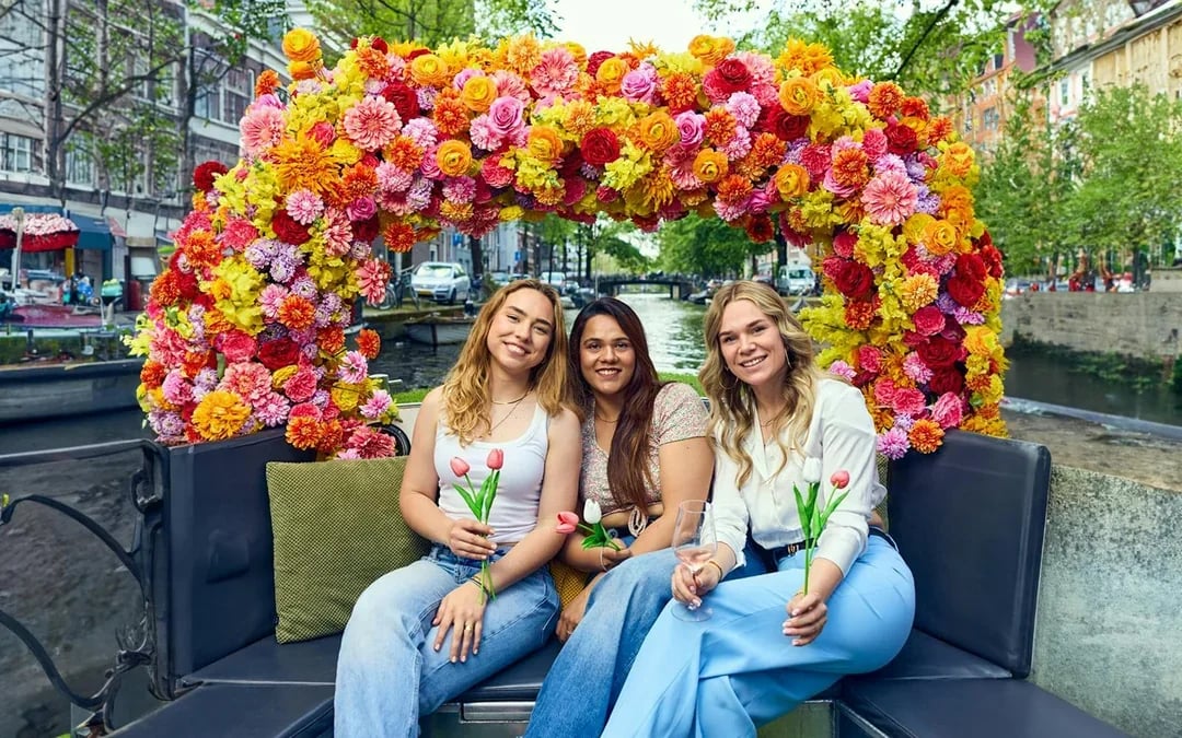 Amsterdam: 1-Hour Exclusive Tulip Experience on a Luxury Open Boat Image 6