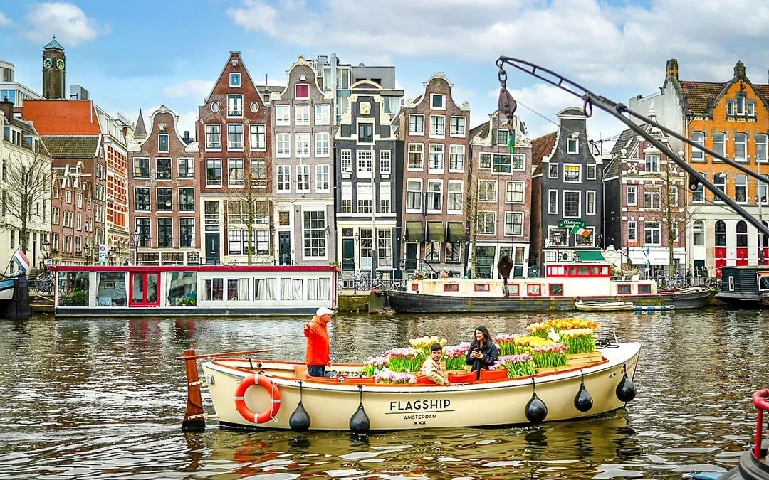 Amsterdam: 1-Hour Exclusive Tulip Experience on a Luxury Open Boat Image 7