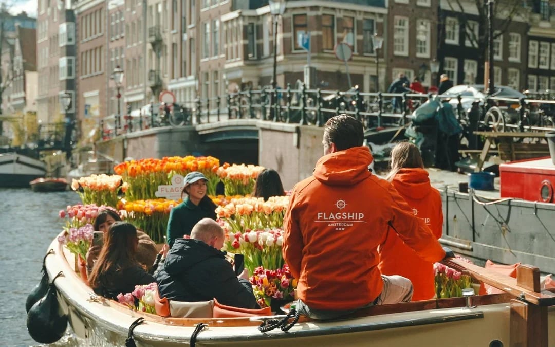 Amsterdam: 1-Hour Exclusive Tulip Experience on a Luxury Open Boat Image 8