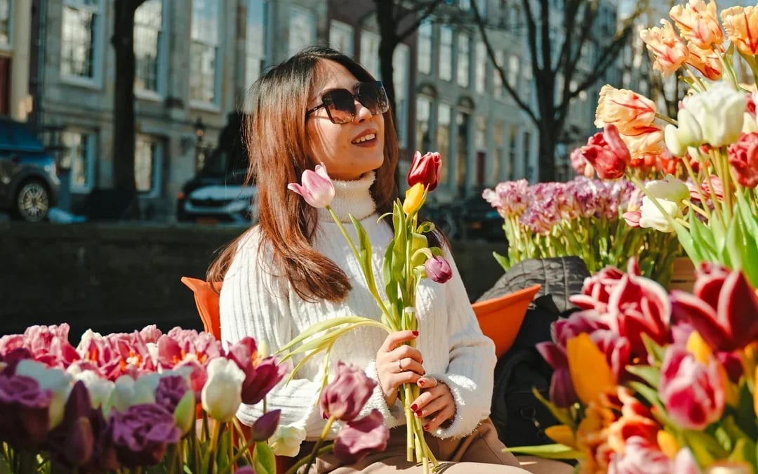 Amsterdam: 1-Hour Exclusive Tulip Experience on a Luxury Open Boat Image 9