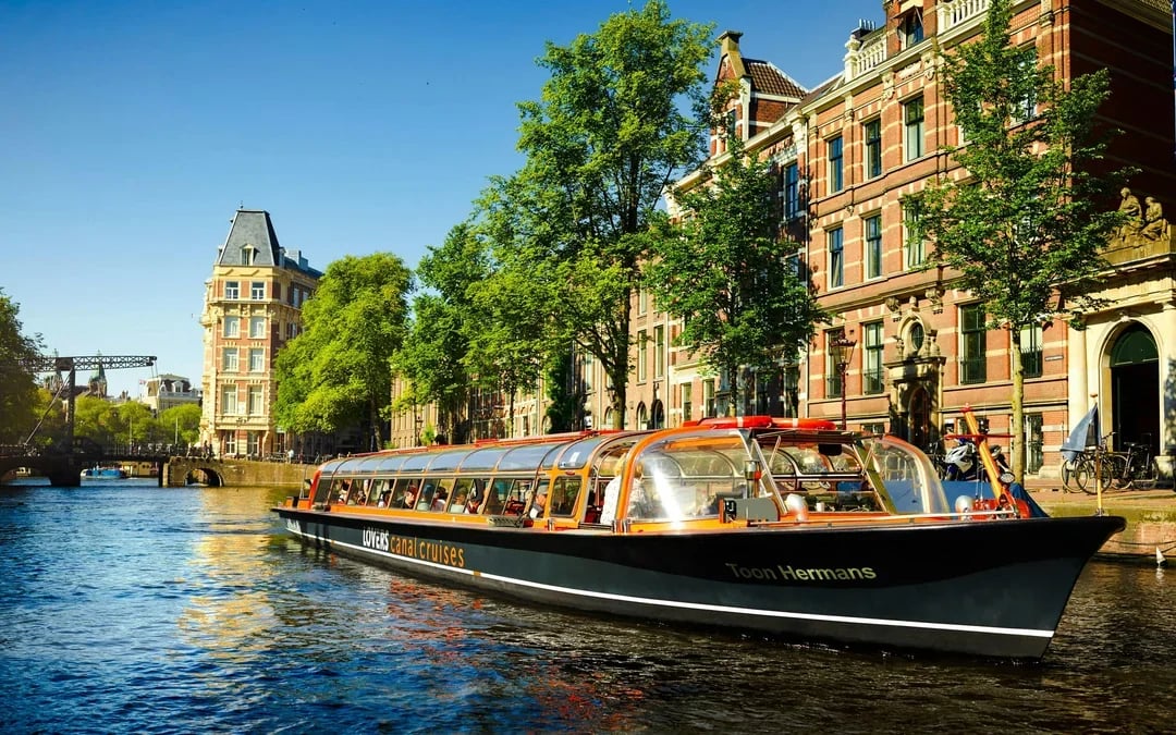 Amsterdam: 1-Hour LOVERS Evening Canal Cruise with Drinks Image 1