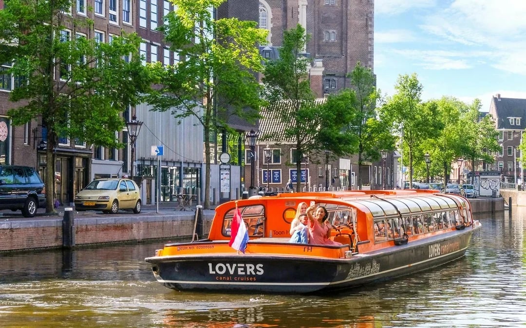 Amsterdam: 1-Hour LOVERS Evening Canal Cruise with Drinks Image 7