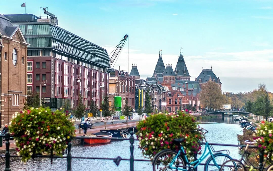 Amsterdam: 1-Hour Luxury Canal Cruise on Electric Boat with Onboard Bar Image 9