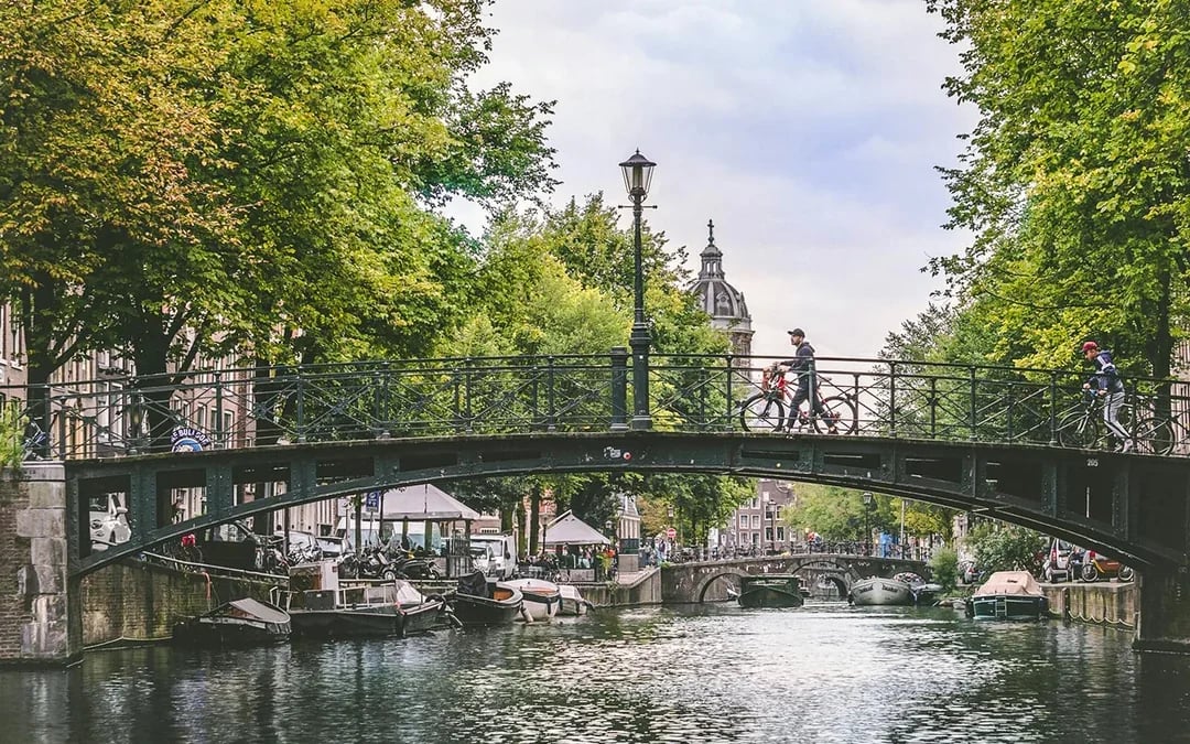Amsterdam: 1-Hour Luxury Canal Cruise on Electric Boat with Onboard Bar Image 10