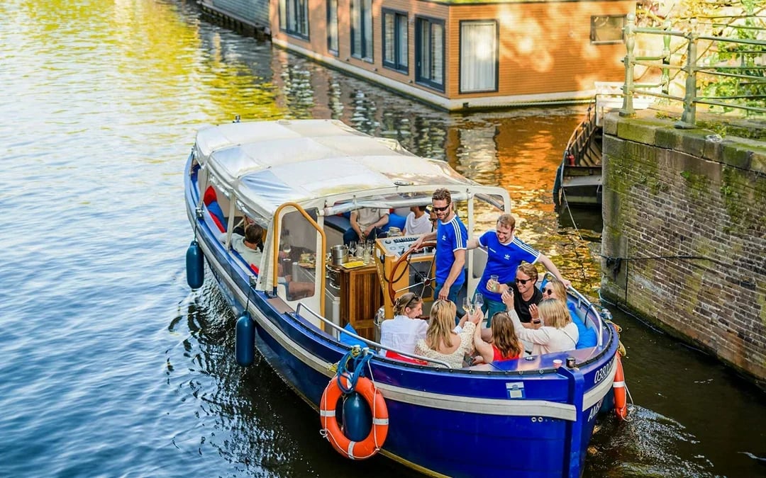 Amsterdam: 1-Hour Luxury Electric Boat Canal Cruise with Onboard Bar Image 11