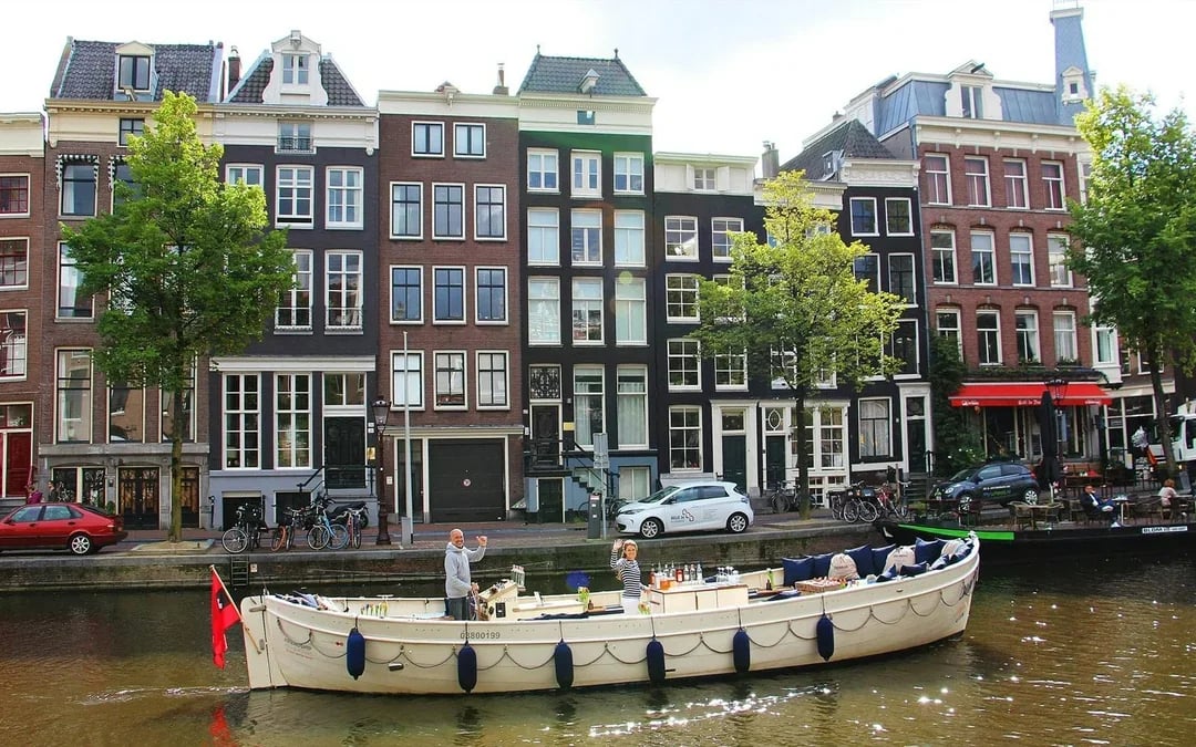 Amsterdam: 1-Hour Luxury Electric Boat Canal Cruise with Onboard Bar Image 12
