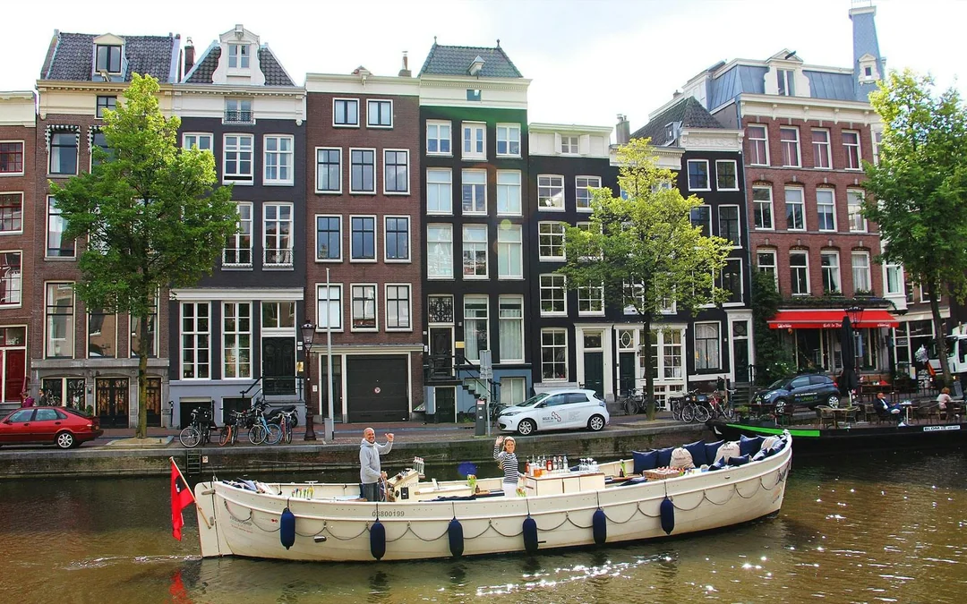Amsterdam: 1-Hour Luxury Electric Boat Canal Cruise with Onboard Bar Image 12