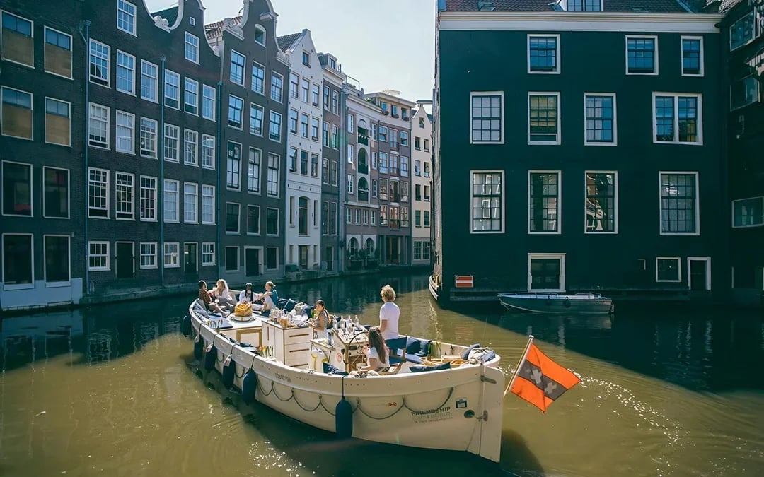 Amsterdam: 1-Hour Luxury Electric Boat Canal Cruise with Onboard Bar Image 8