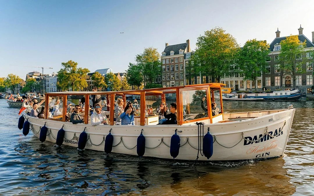 Amsterdam: 1-Hour Luxury Electric Boat Canal Cruise with Onboard Bar Image 10