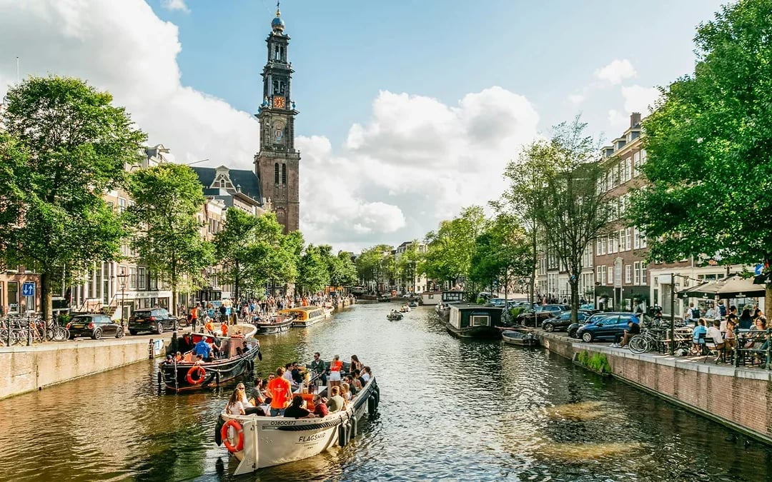 Amsterdam: 1-Hour Luxury Evening Canal Cruise on Saloon Boat with Onboard Bar Image 1
