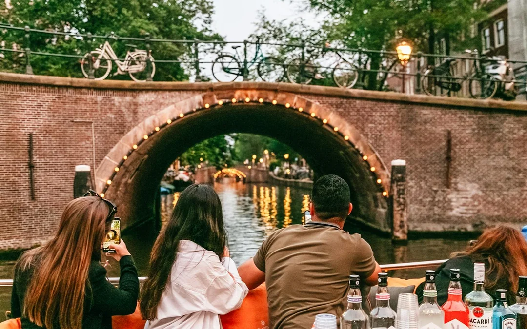 Amsterdam: 1-Hour Luxury Evening Canal Cruise on Saloon Boat with Onboard Bar Image 4