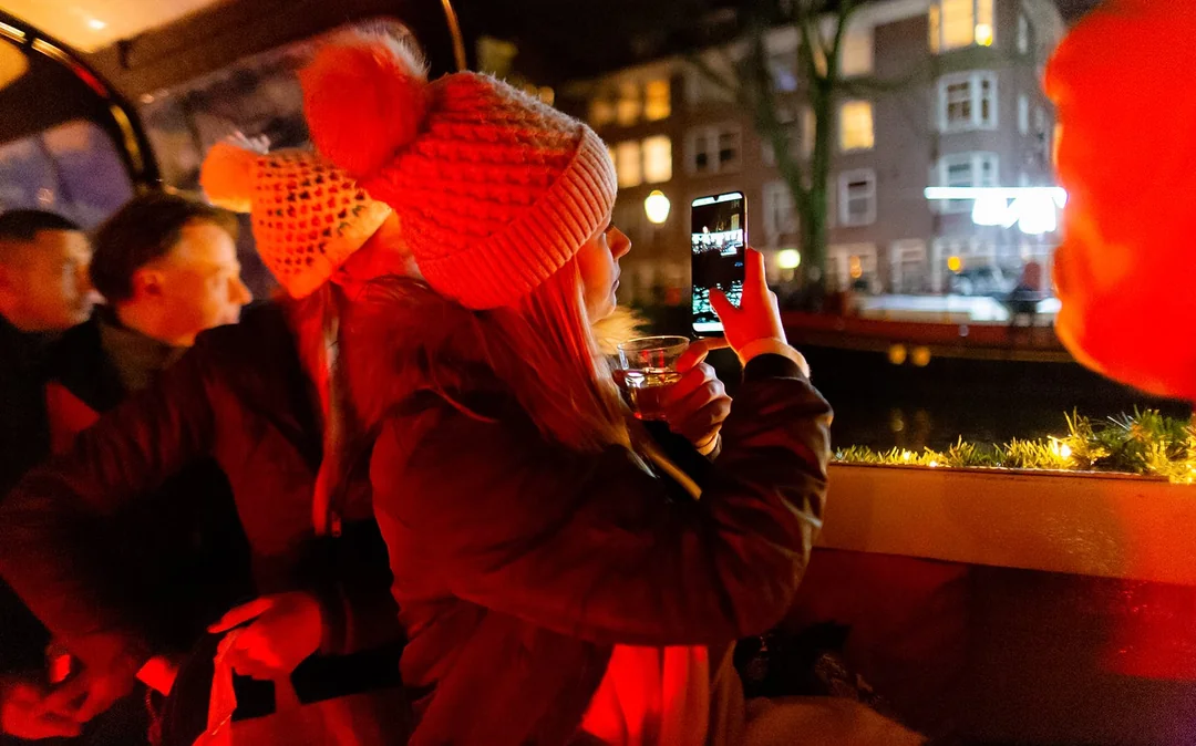 Amsterdam: 1-Hour Luxury Evening Canal Cruise on Saloon Boat with Onboard Bar Image 5