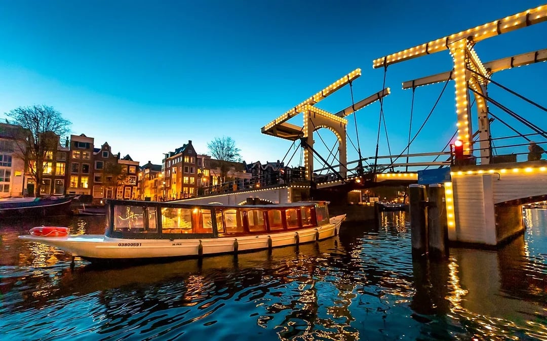 Amsterdam: 1-Hour Luxury Evening Canal Cruise on Saloon Boat with Onboard Bar Image 6
